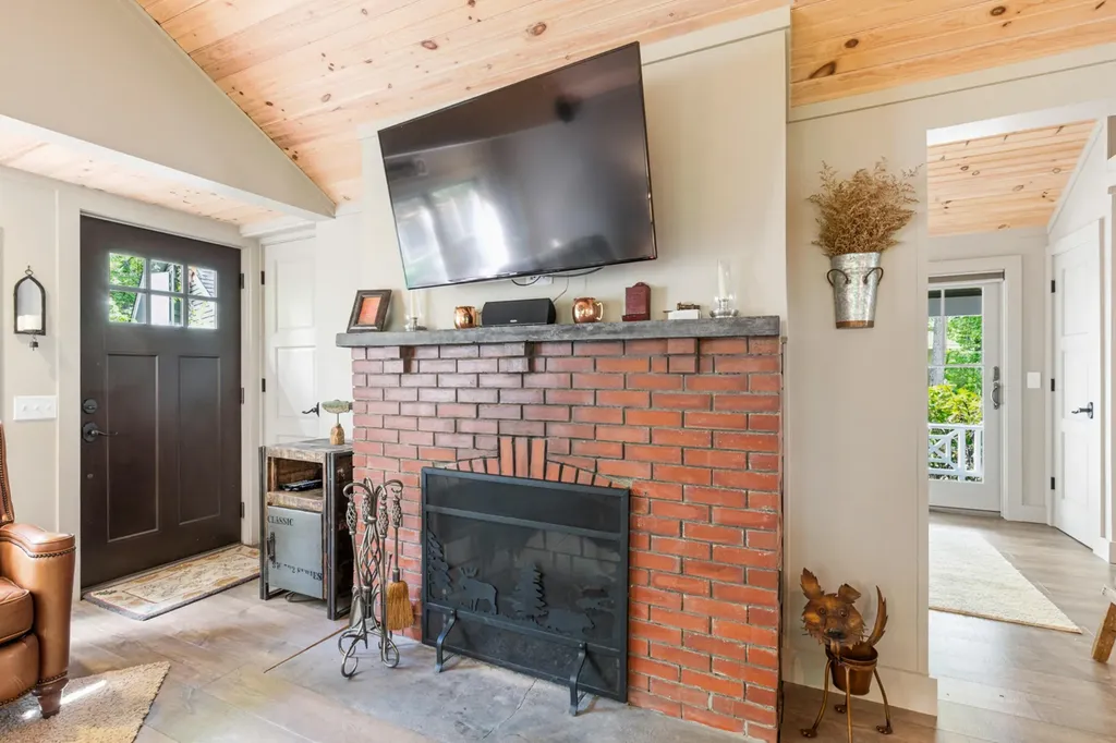 19 Tapley Cove Road Raymond ME 04071