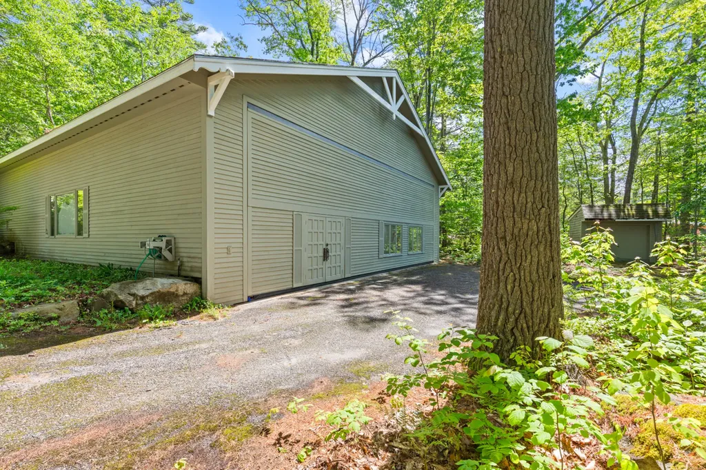 19 Tapley Cove Road Raymond ME 04071