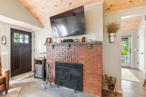 19 Tapley Cove Road Raymond ME 04071