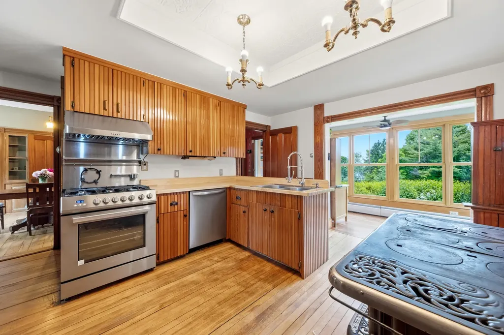 22 Brooks Way Owls Head ME 04854