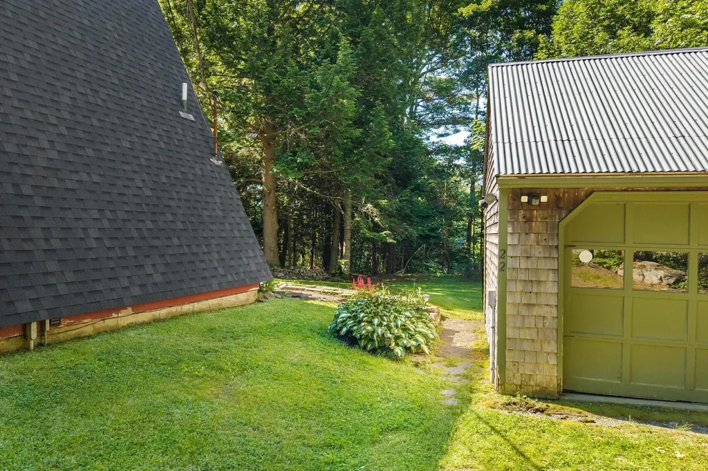 22 Hallett Street Chelsea ME 04330