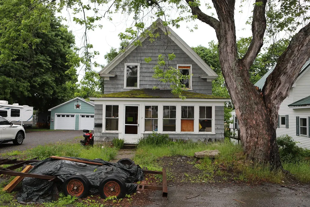 7 Eastern Avenue East Millinocket ME 04430