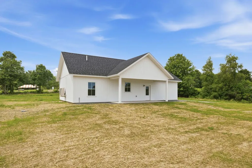 27 Furlong Road Richmond ME 04357