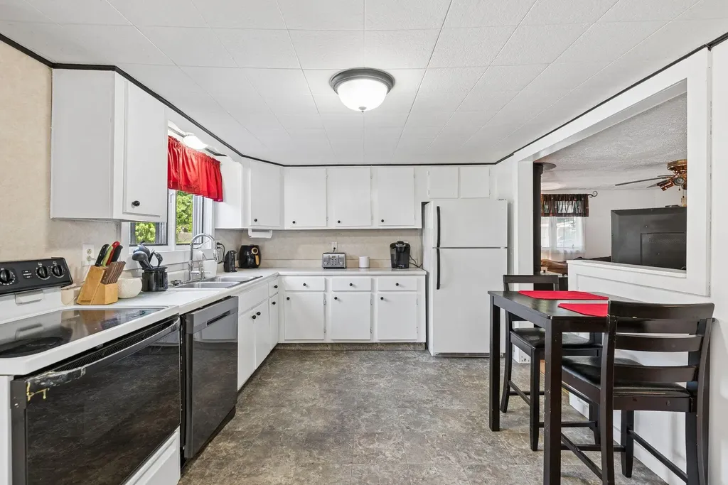 2 Carew Avenue Lewiston ME 04240