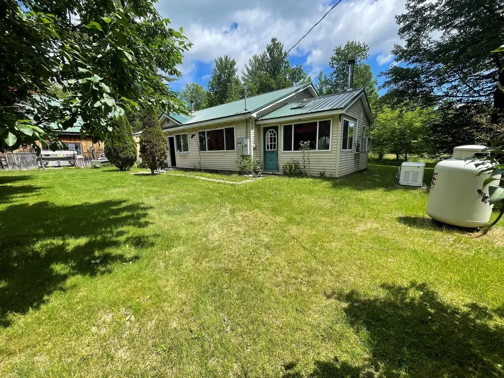 18 Creamer Drive Plymouth ME 04969