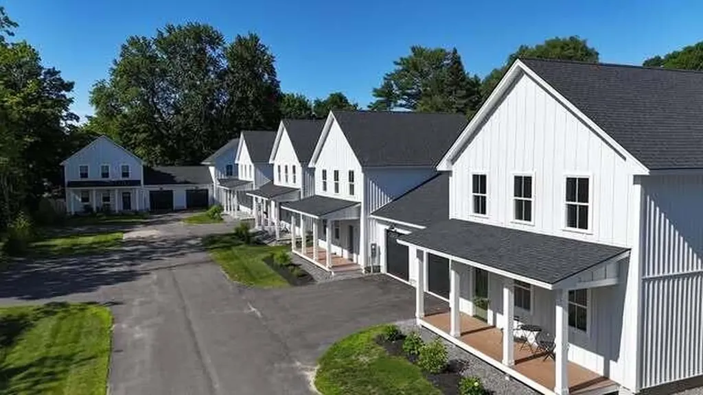 29 Magnolia Lane Gardiner ME 04345