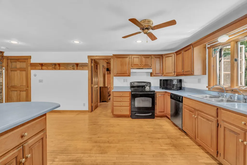 42 Birchwood Lane Poland ME 04274