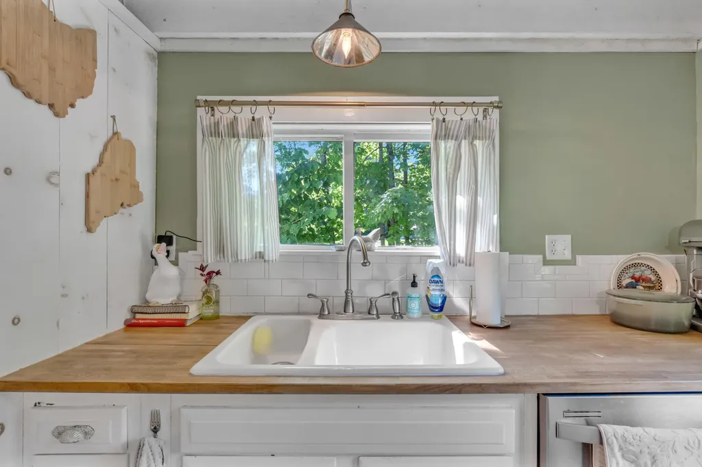 1328 Roosevelt Trail Naples ME 04055