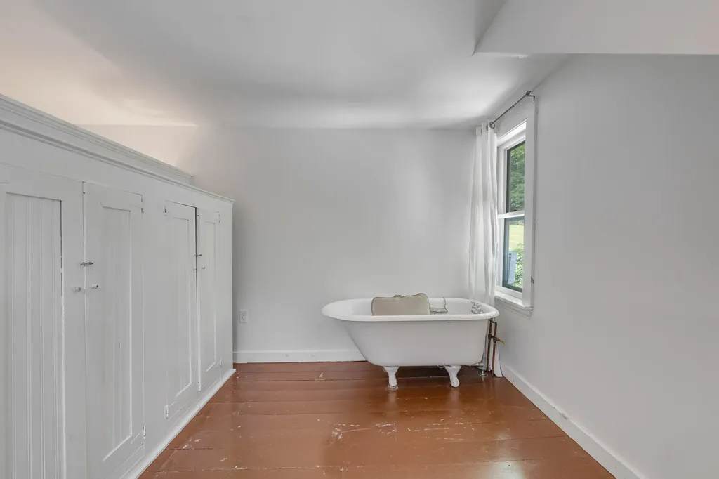 1328 Roosevelt Trail Naples ME 04055