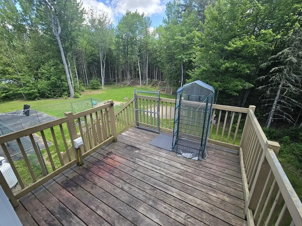 10 Jays Way Hampden ME 04444