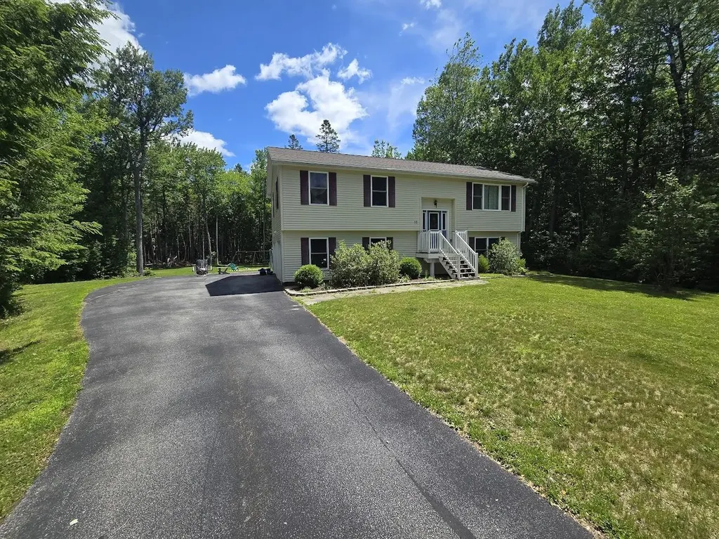 10 Jays Way Hampden ME 04444
