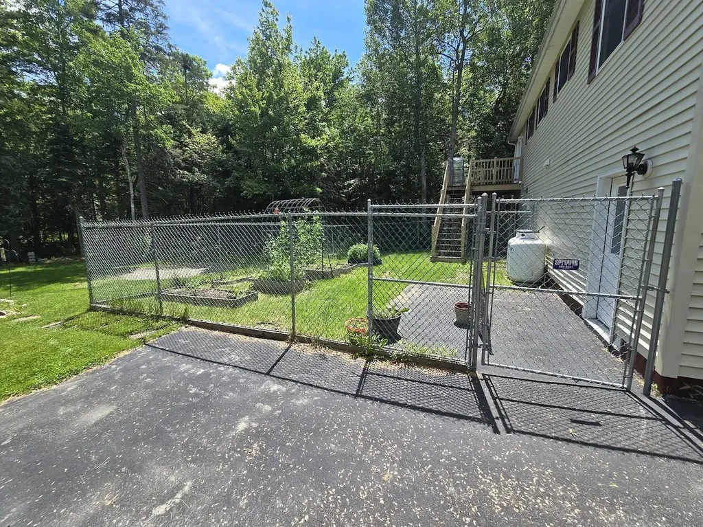 10 Jays Way Hampden ME 04444