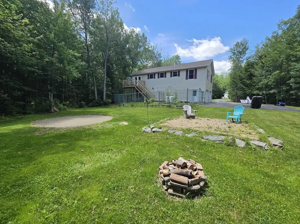 10 Jays Way Hampden ME 04444