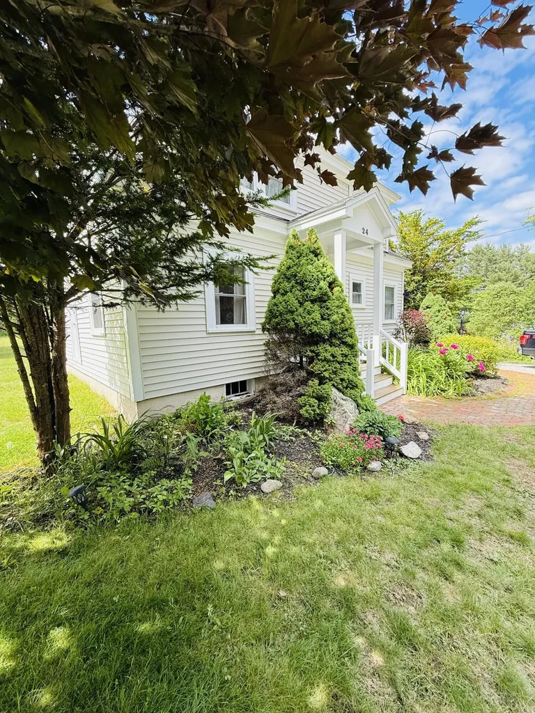 24 Mount Mica Road Paris ME 04281