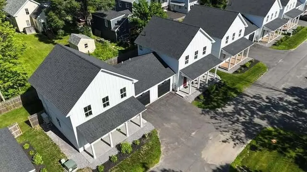 21 Magnolia Lane Gardiner ME 04345