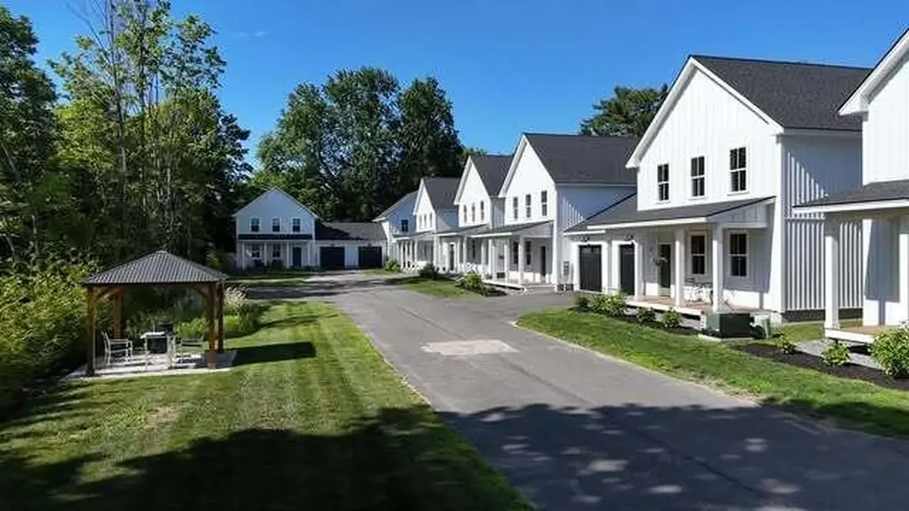 17 Magnolia Lane Gardiner ME 04345