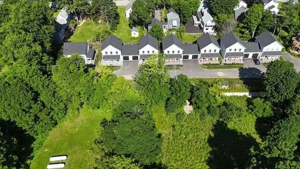 17 Magnolia Lane Gardiner ME 04345