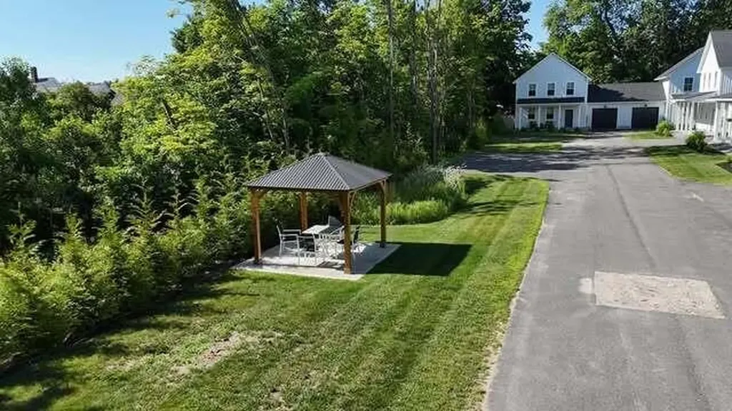 17 Magnolia Lane Gardiner ME 04345