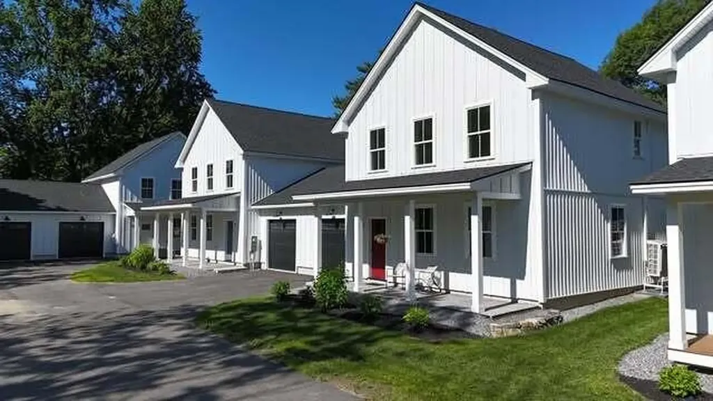 17 Magnolia Lane Gardiner ME 04345