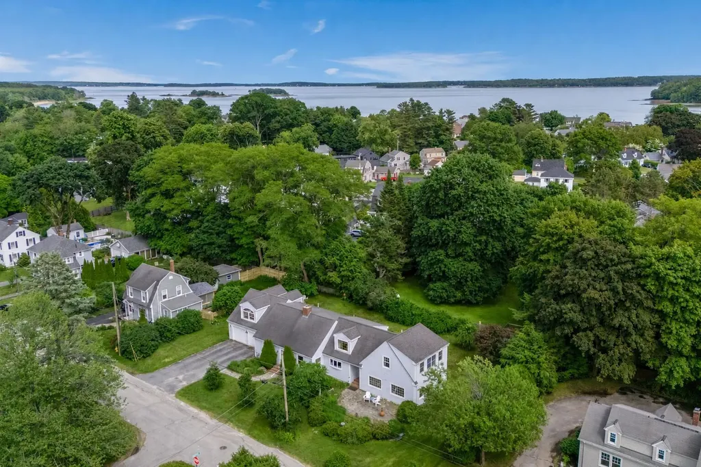 14 Fern Avenue Falmouth ME 04105