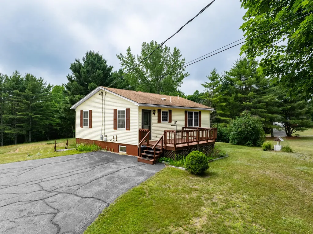 15 Fitz Lane Glenburn ME 04401
