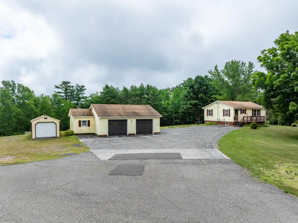 15 Fitz Lane Glenburn ME 04401