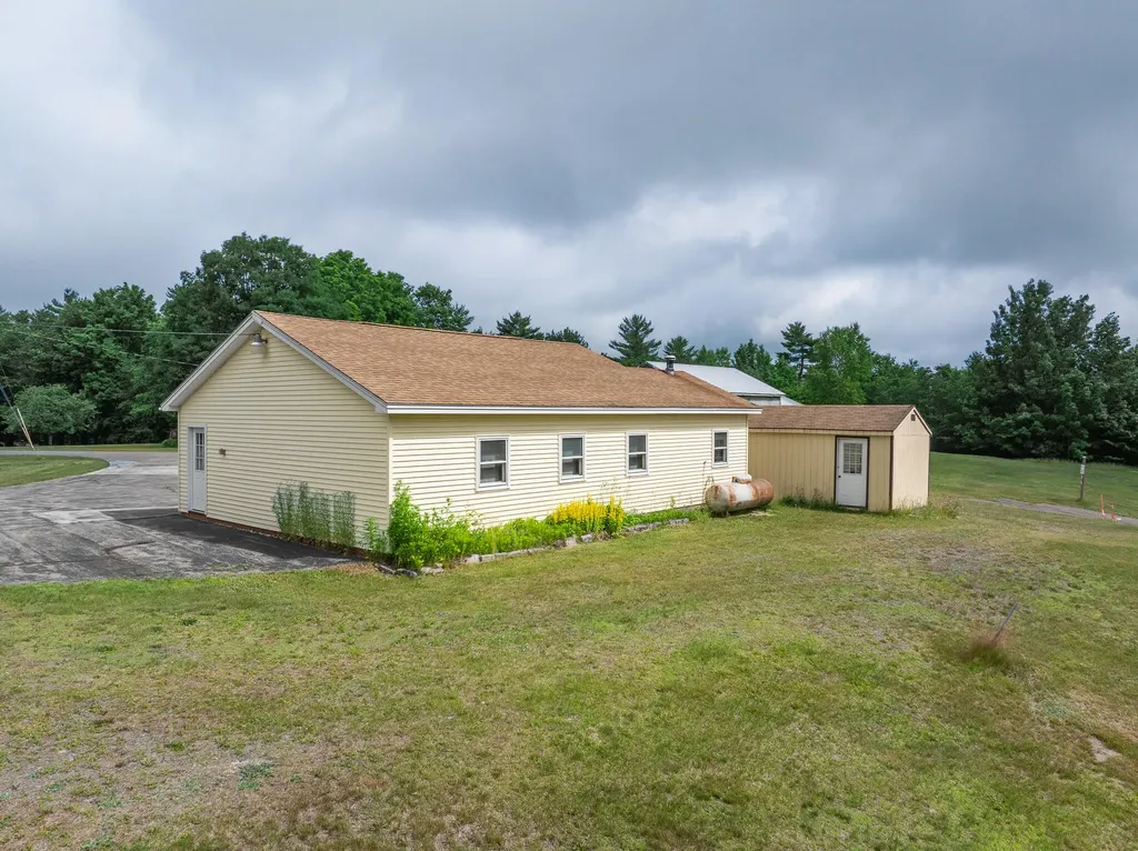 15 Fitz Lane Glenburn ME 04401