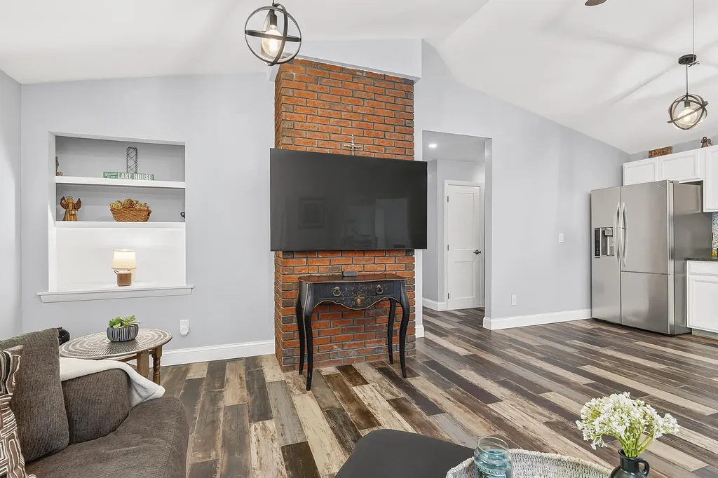 18 Lisa Lane Naples ME 04055