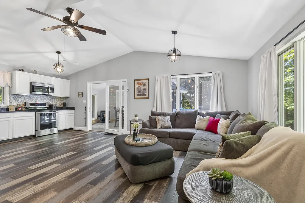 18 Lisa Lane Naples ME 04055