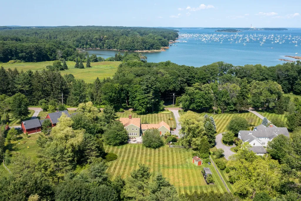 17 Thornhurst Road Falmouth ME 04105