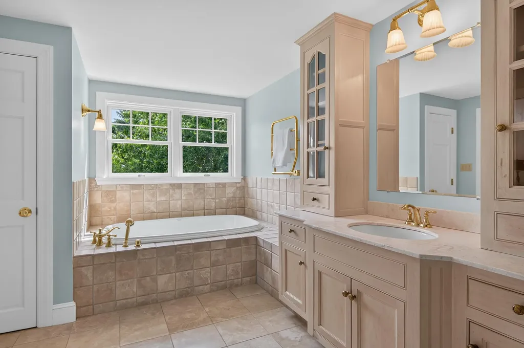 17 Thornhurst Road Falmouth ME 04105