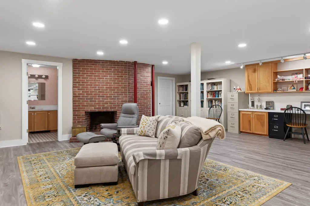 17 Thornhurst Road Falmouth ME 04105