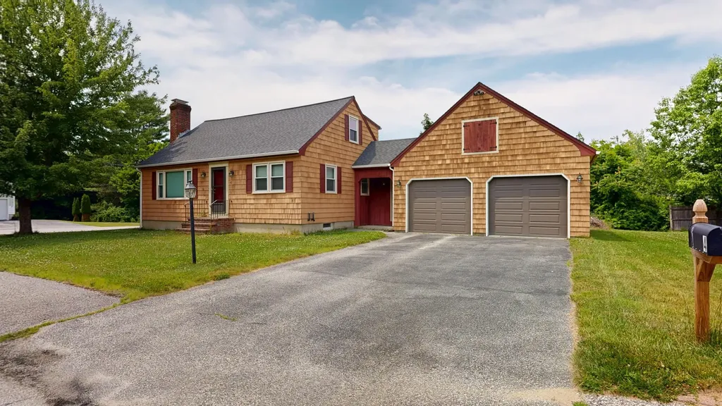 4 Belleview Avenue Lewiston ME 04240