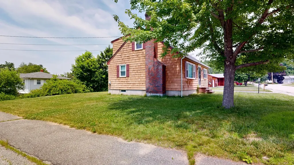 4 Belleview Avenue Lewiston ME 04240
