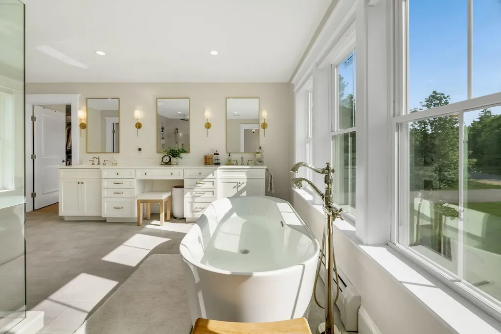 124 Dunton Circle Hampden ME 04444
