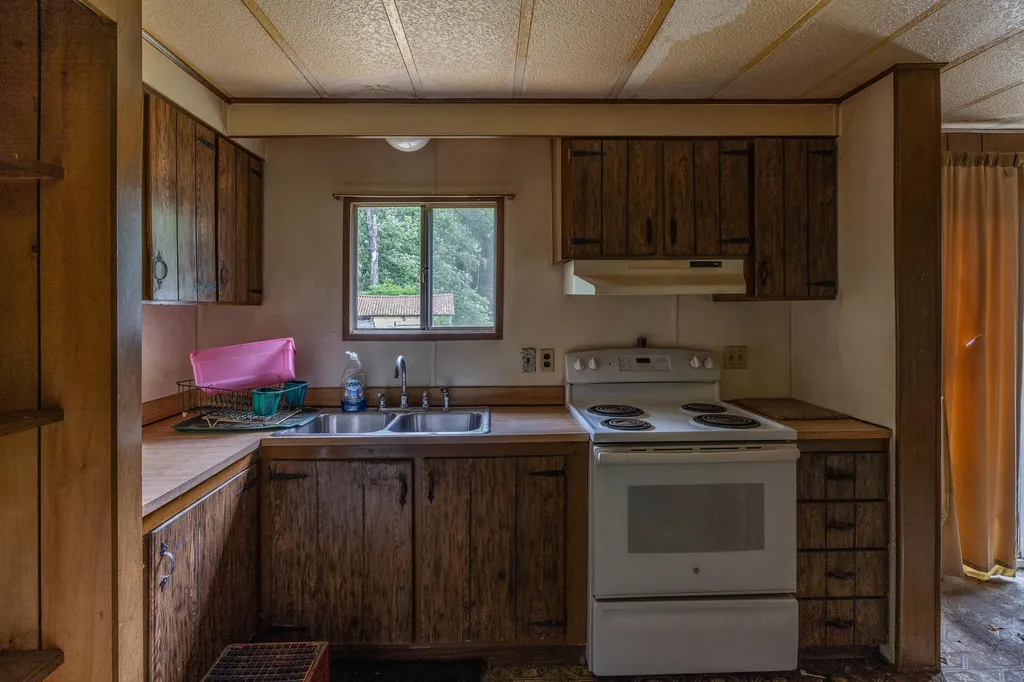 41 River Road Boothbay ME 04537