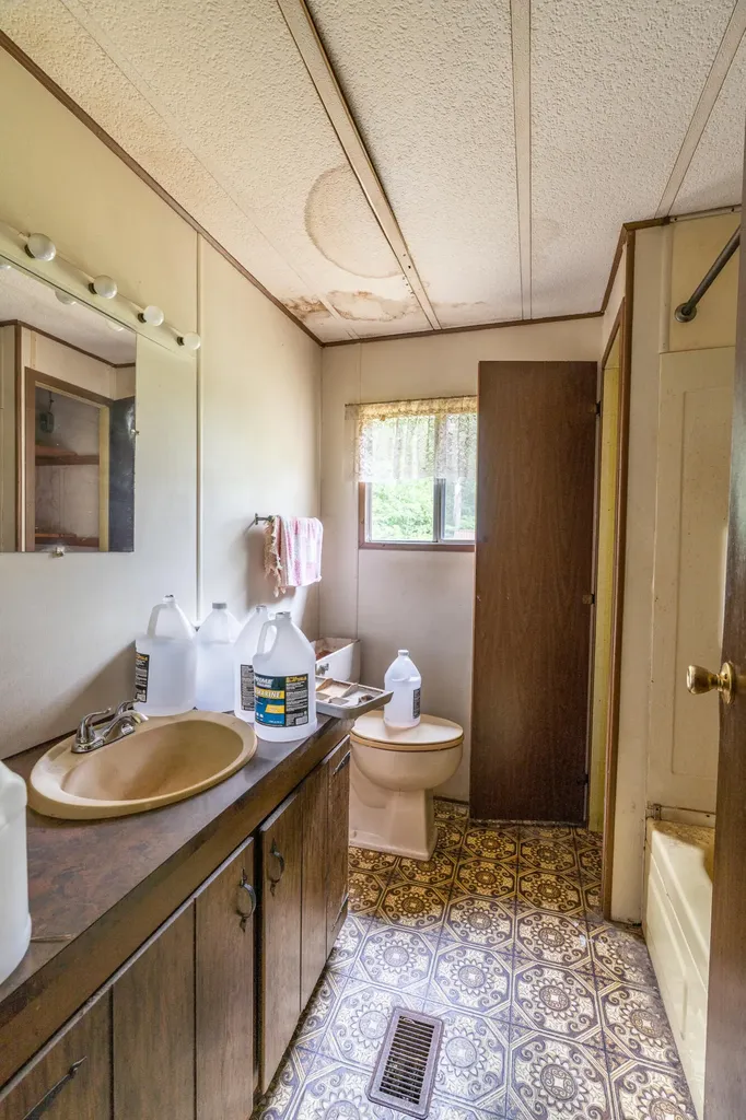 41 River Road Boothbay ME 04537