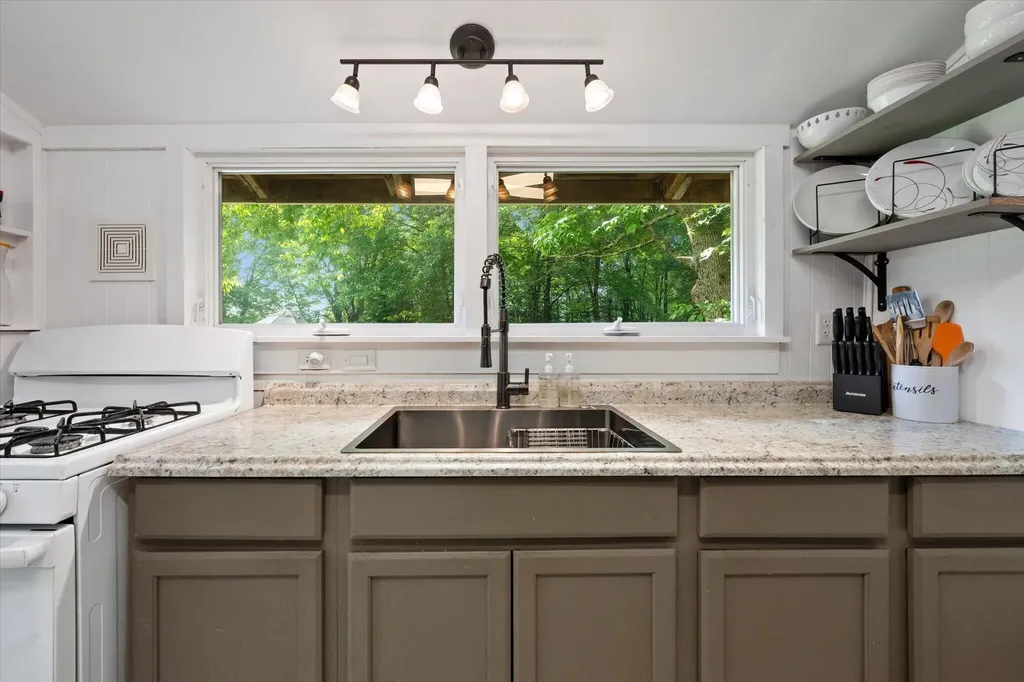 19 Perry Lane Amherst ME 04605