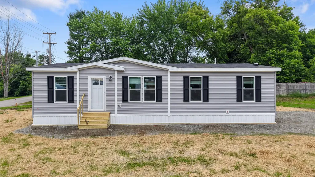 17 Spring Street Newport ME 04953
