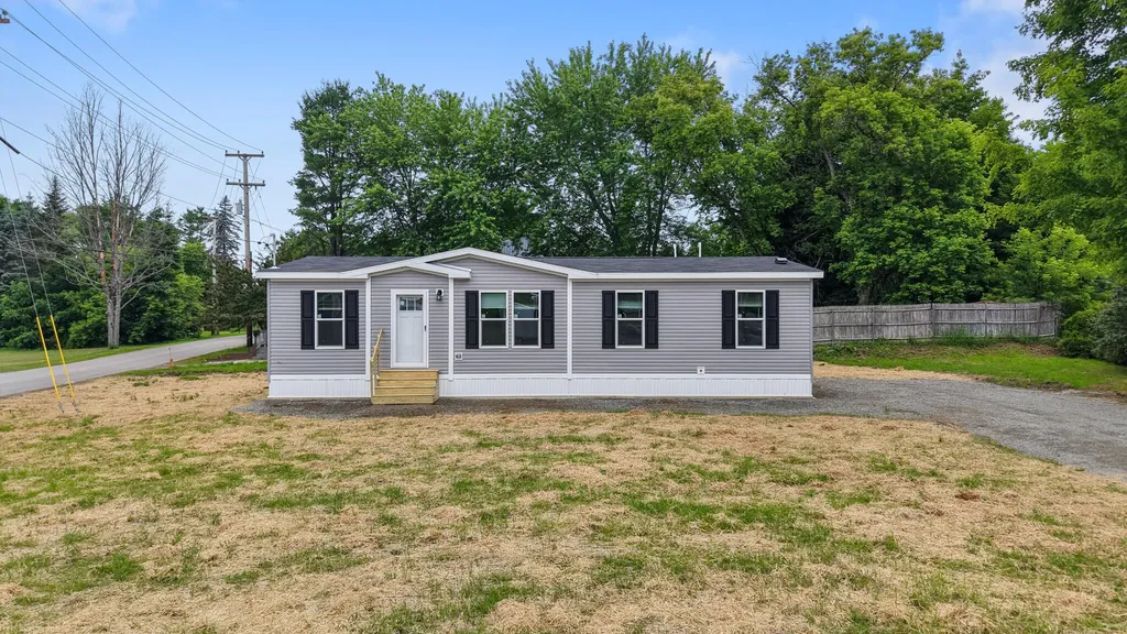 17 Spring Street Newport ME 04953