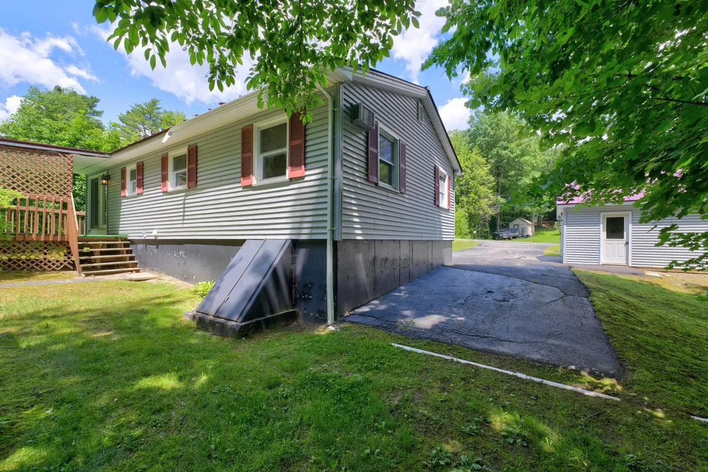37 Keith Street Chelsea ME 04330