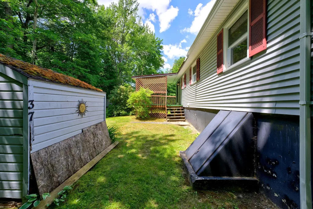 37 Keith Street Chelsea ME 04330