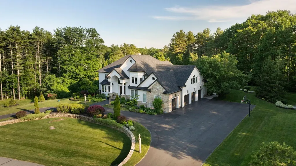 19 Cavendish Way Falmouth ME 04105