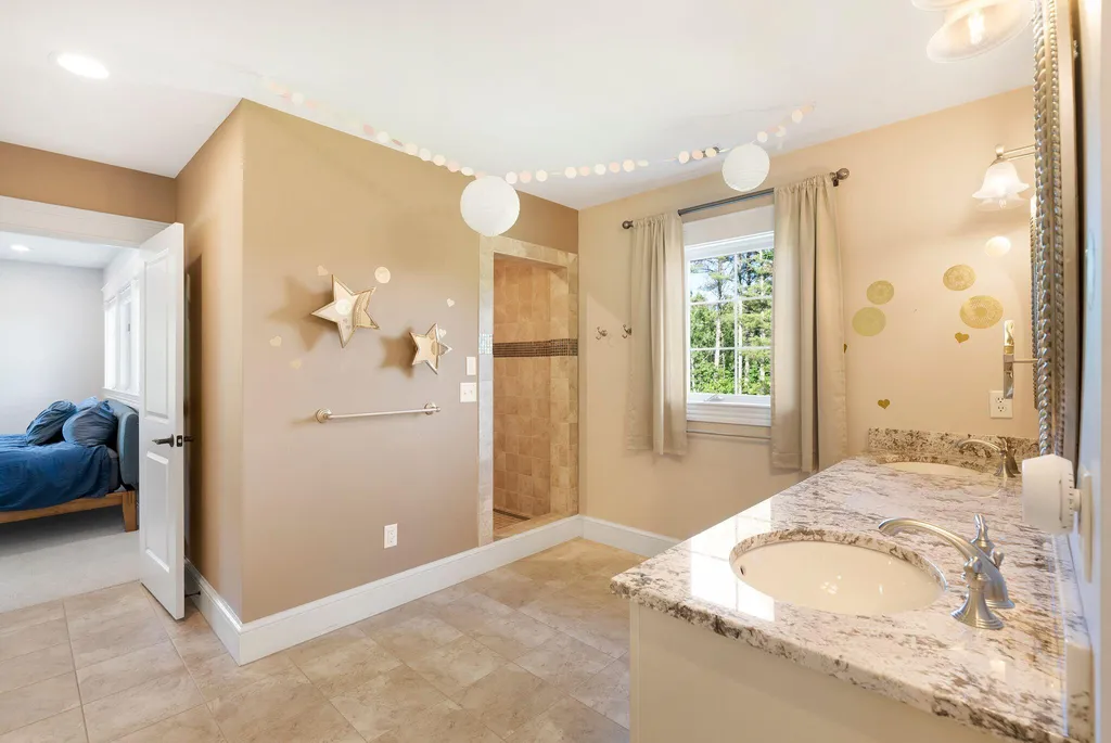 19 Cavendish Way Falmouth ME 04105