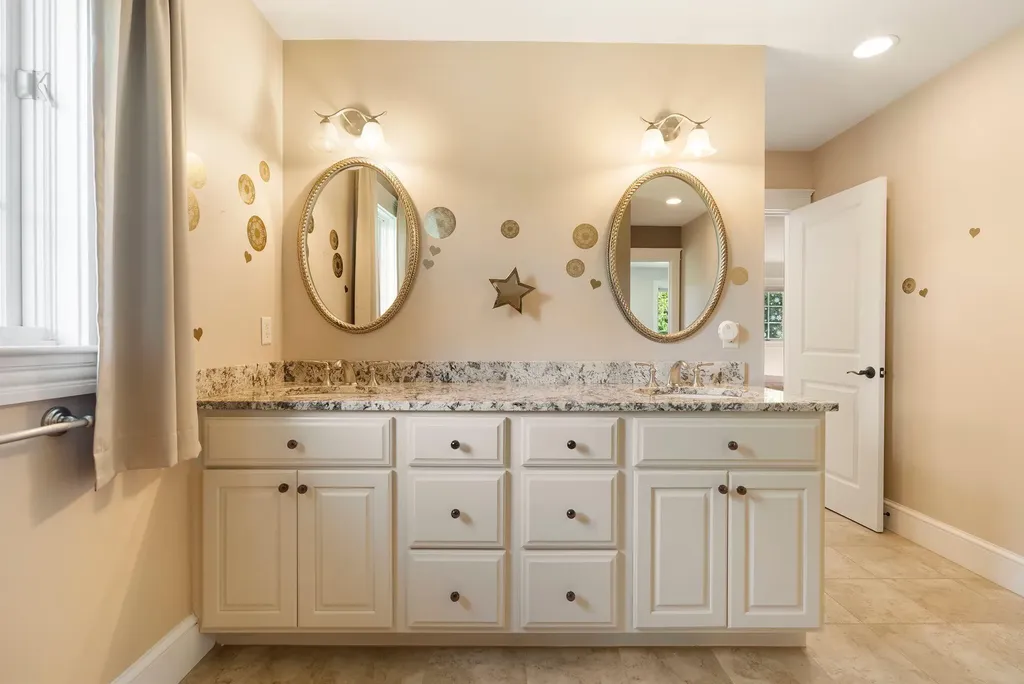 19 Cavendish Way Falmouth ME 04105