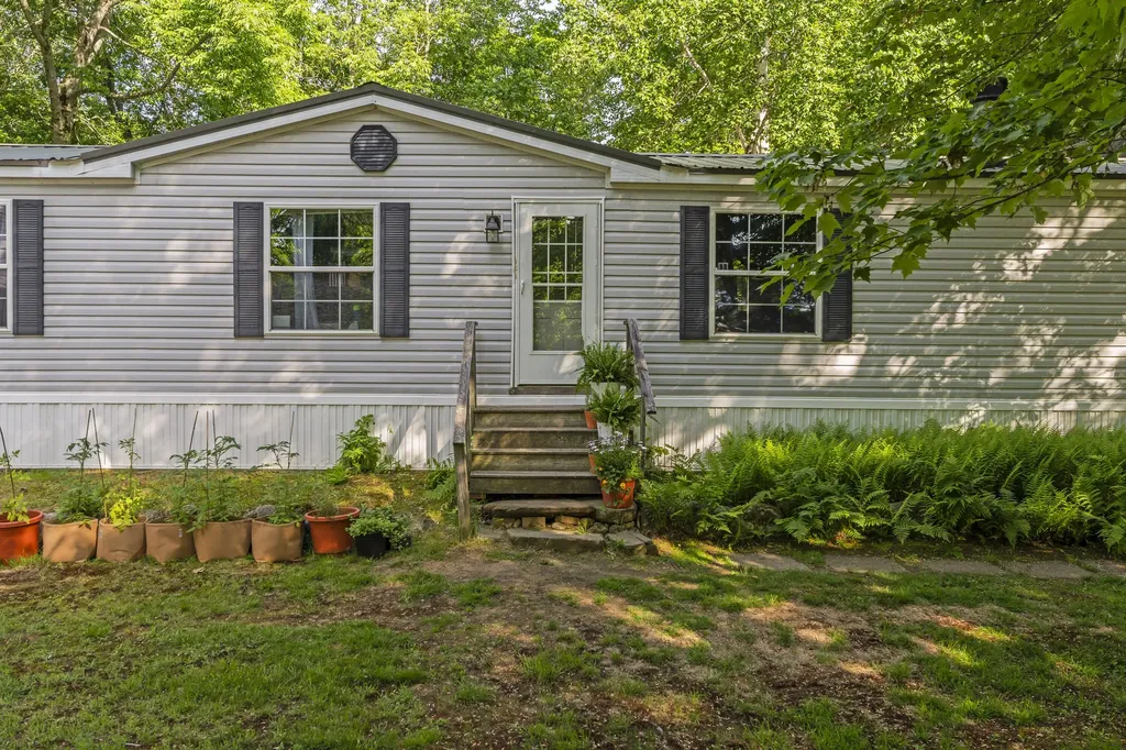 60 Pinnacle Road Liberty ME 04949