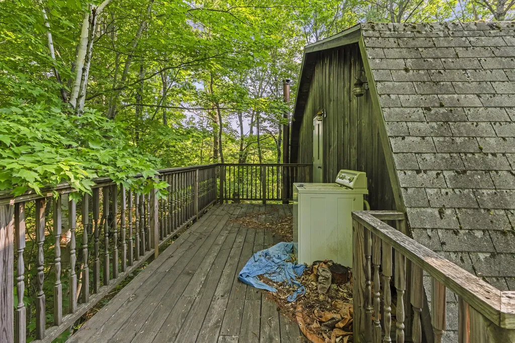 60 Pinnacle Road Liberty ME 04949
