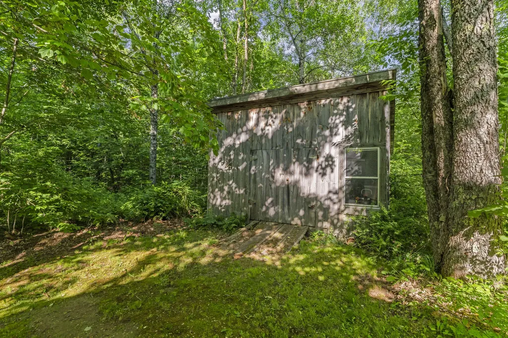 60 Pinnacle Road Liberty ME 04949