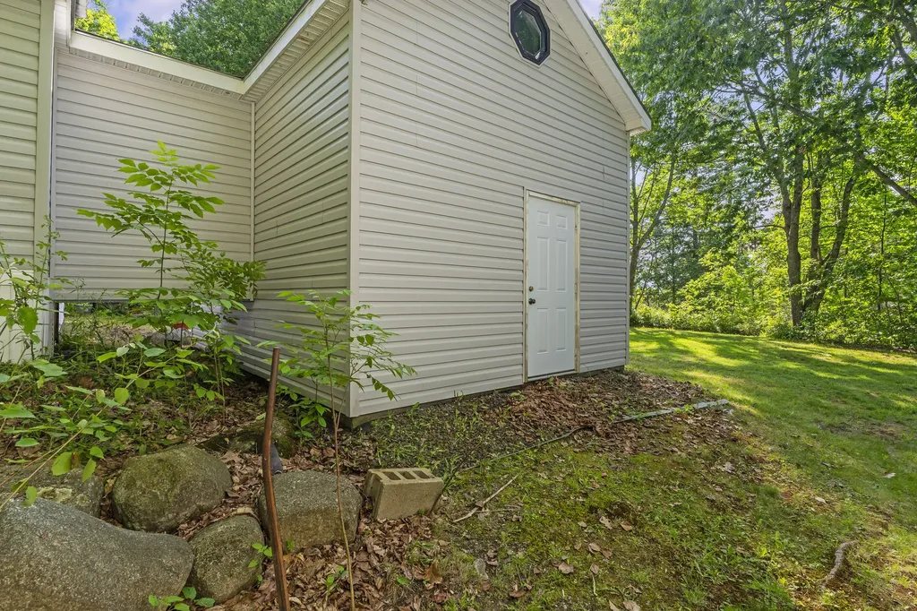 60 Pinnacle Road Liberty ME 04949