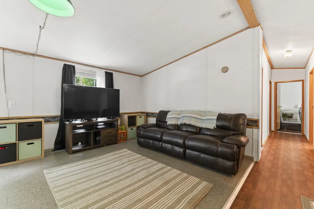 60 Pinnacle Road Liberty ME 04949